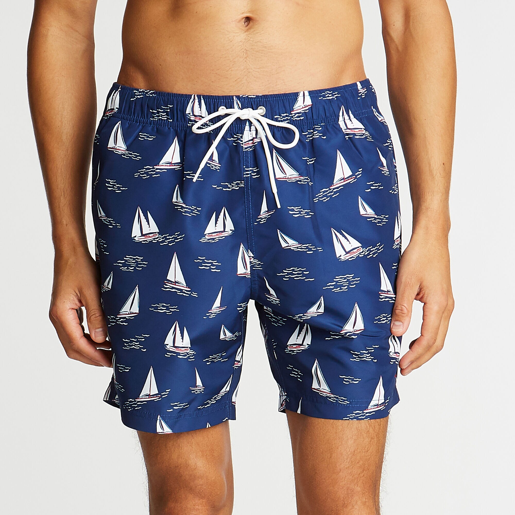 6" SAILBOAT PRINT SWIM SHORT,Blue Depths,large